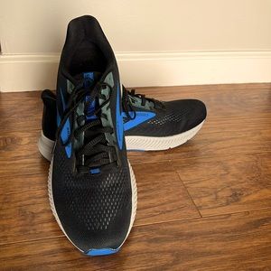 Brooks Launch 8. Mens size 10.5. Very clean